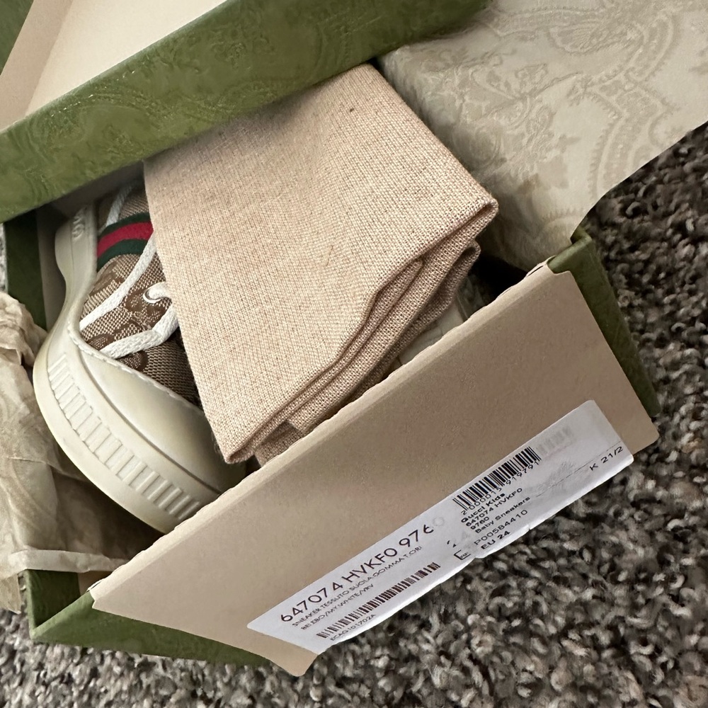 Gucci Kids Beige GG Canvas Sneakers with Green Trim and Red Stripe - Picture 6 of 11